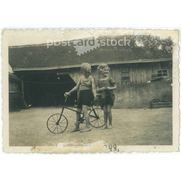 1943. Németország. Gyerekek biciklivel, egy farmon. A kép készítője és a rajta szereplő személye ismeretlen. Fekete-fehér eredeti papírkép, régi fotó.  (2792498)