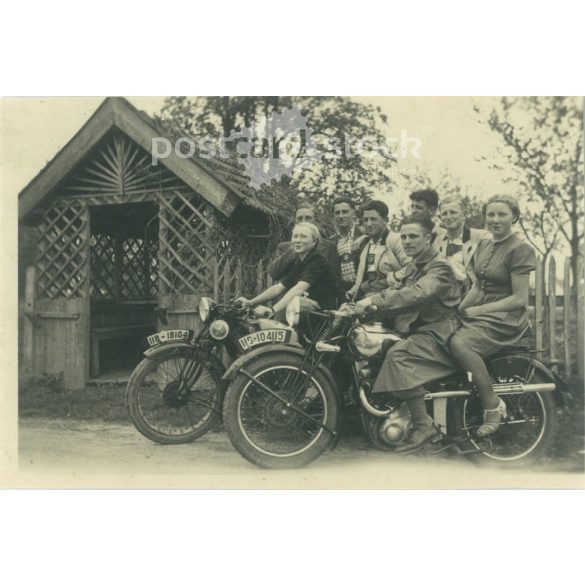 1950-es évek. Németország. Motorozó fiatalok. A kép készítője és a rajta szereplők személye ismeretlen. Fekete-fehér eredeti papírkép, régi fotó.  (2792500)