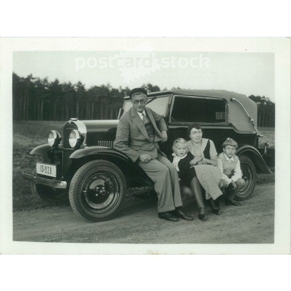 1932. Németország. Egy családi kiránduláson. A kép készítője és a rajta szereplők személye ismeretlen. Fekete-fehér eredeti papírkép, régi fotó.  (2792502)