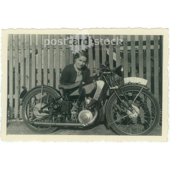 1936. Németország. Fiatal hölgy motorral. A kép készítője és a rajta szereplő személye ismeretlen. Fekete-fehér eredeti papírkép, régi fotó.  (2792504)