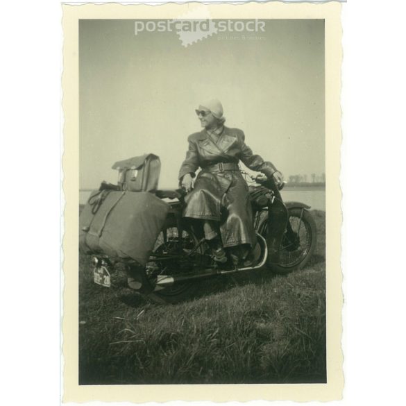 1952. Németország. Fiatal hölgy motorral. A kép készítője és a rajta szereplő személye ismeretlen. Fekete-fehér eredeti papírkép, régi fotó.  (2792506)