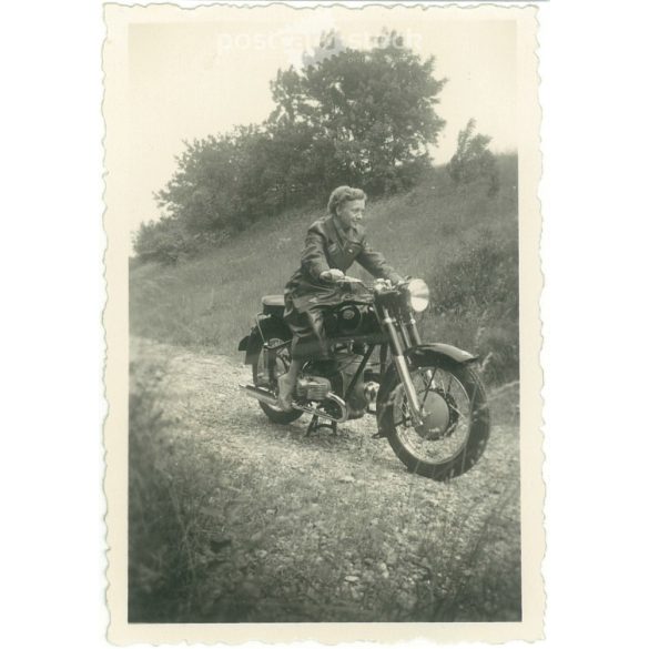 1953. Németország. Fiatal hölgy motorral. A kép készítője és a rajta szereplő személye ismeretlen. Fekete-fehér eredeti papírkép, régi fotó.  (2792507)