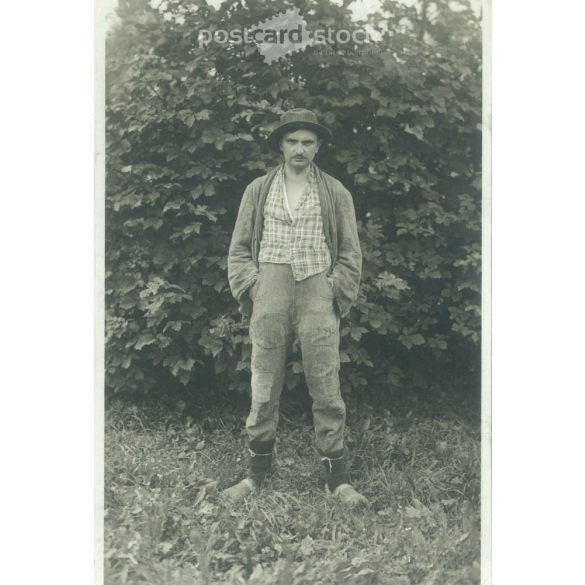 1945. Németország. Napszámos. A kép készítője és a rajta szereplő személye ismeretlen. Eredeti papírkép, régi képeslap, fotólap. (2792508)