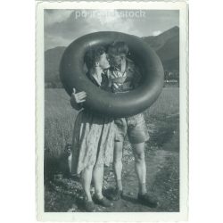   1940-es évek. Ausztria. Csók. A kép készítője és a rajta szereplők személye ismeretlen. Fekete-fehér eredeti papírkép, régi fotó. (2792510)