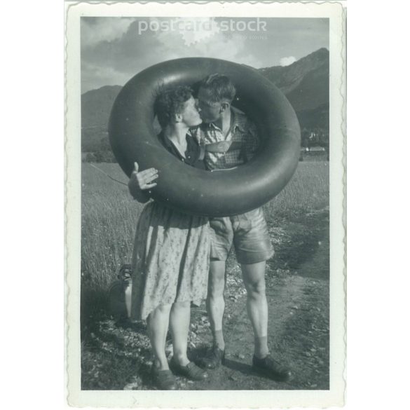 1940-es évek. Ausztria. Csók. A kép készítője és a rajta szereplők személye ismeretlen. Fekete-fehér eredeti papírkép, régi fotó. (2792510)