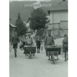   1940-es évek. Ausztria. Útban a vasútállomásra. A kép készítője Leopold Diemer, Wien. Fekete-fehér eredeti papírkép, régi fotó. (2792511)