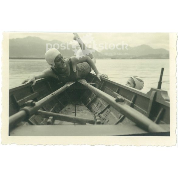 1958. Ausztria. Úszóedzésen a tavon. A kép készítője és a rajta szereplők személye ismeretlen. Fekete-fehér eredeti papírkép, régi fotó. (2792513)