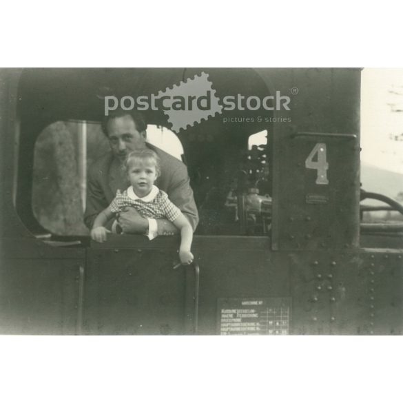 1934. Ausztria. A fiatal mozdonyvezető. A kép készítője és a rajta szereplők személye ismeretlen. Fekete-fehér eredeti papírkép, régi fotó. (2792514)