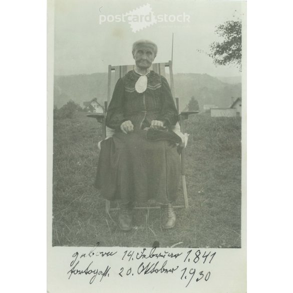 1930. Németország. 89 éves néni egészalakos fotója. A kép készítője és a rajta szereplő személye ismeretlen. Eredeti papírkép, régi képeslap, fotólap. (2792515)