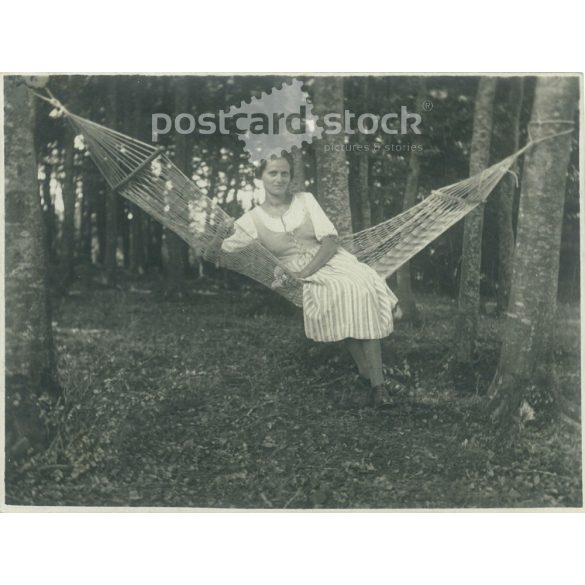 1922. Németország. Fiatal hölgy, erdei függőágyon. A kép készítője és a rajta szereplő személye ismeretlen. Fekete-fehér eredeti papírkép, régi fotó. (2792517)