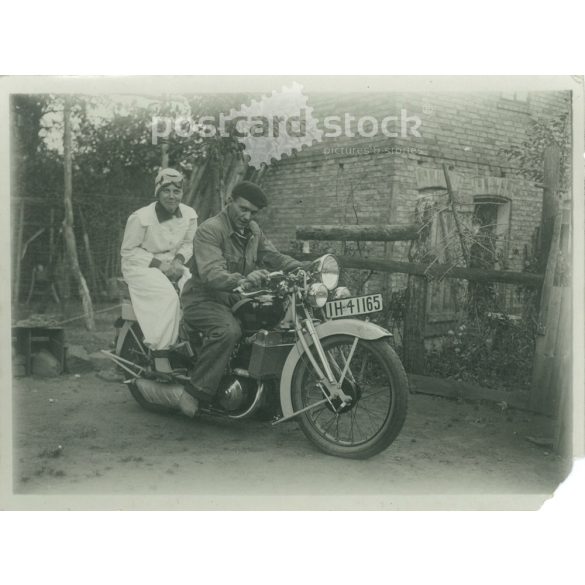 1920-as évek. Németország. Fiatal pár motorkerékpáron pózol. A kép készítője és a rajta szereplők személye ismeretlen. Fekete-fehér eredeti papírkép, régi fotó. (2792518)