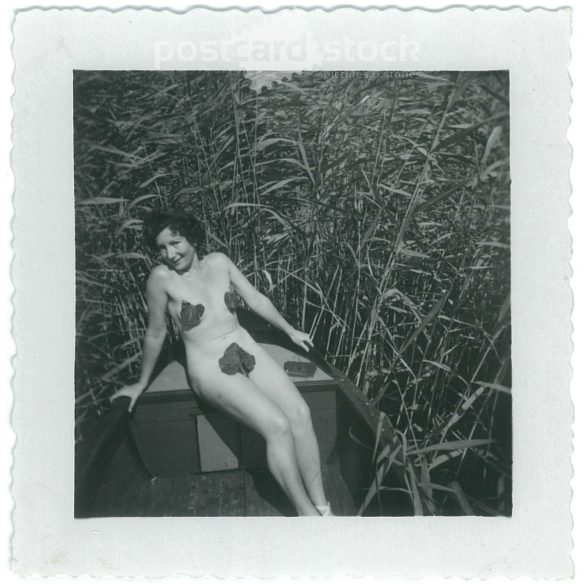 1950. Németország. Fiatal hölgy, ádámkosztümben. A kép készítője és a rajta szereplő személye ismeretlen. Fekete-fehér eredeti papírkép, régi fotó. (2792519)