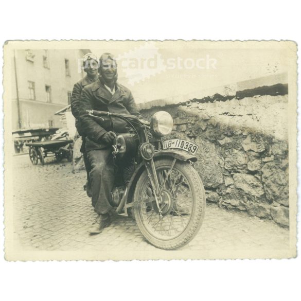 1920-as évek. Németország. Motorosok. A kép készítője és a rajta szereplők személye ismeretlen. Fekete-fehér eredeti papírkép, régi fotó. (2792522)