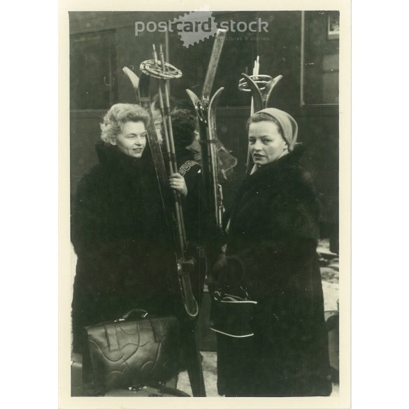 1930-as évek. Németország. Hölgyek, útban a sípályára. A kép készítője és a rajta szereplők személye ismeretlen. Fekete-fehér eredeti papírkép, régi fotó. (2792524)