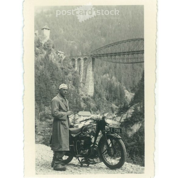 1939. Németország. Motoros túrán a hegyekben. A kép készítője és a rajta szereplő személye ismeretlen. Fekete-fehér eredeti papírkép, régi fotó. (2792525)