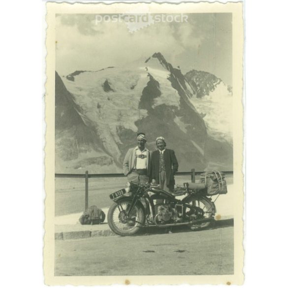 1930-as évek. Németország. Motorral az Alpokban. A kép készítője és a rajta szereplők személye ismeretlen. Fekete-fehér eredeti papírkép, régi fotó. (2792526)
