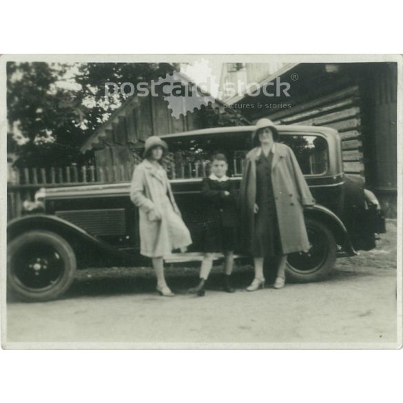 1930. Németország. Autóút előtt. A kép készítője és a rajta szereplő személye ismeretlen. Fekete-fehér eredeti papírkép, régi fotó. (2792527)