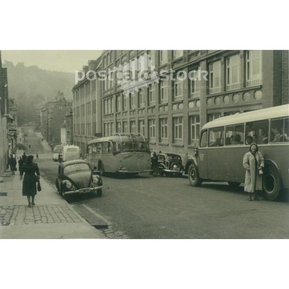 1930-as évek. Németország. Autóbuszkirándulás, az elindulás. A kép készítője és a rajta szereplők személye ismeretlen. Fekete-fehér eredeti papírkép, régi fotó. (2792528)