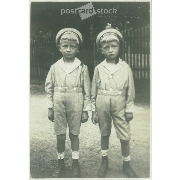 1922. Németország. Szomorú ikrek. A kép készítője és a rajta szereplők személye ismeretlen. Fekete-fehér eredeti papírkép, régi fotó. (2792529)