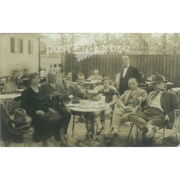 1910-es évek. Családi körben egy étterem teraszán. Eredeti papírkép. Fekete-fehér régi fotólap, képeslap. Készítője ismeretlen. (2792540)