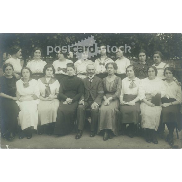 1930-as évek. Leány osztály csoportkép. Eredeti papírkép. Fekete-fehér régi fotólap, képeslap. Készítője ismeretlen. (2792542)