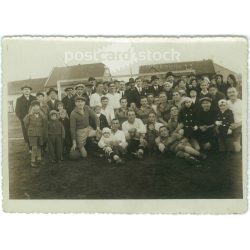   1930-as évek. Magyarország. Vidéki futballcsapat. A kép készítője és a rajta szereplők személye ismeretlen. Fekete-fehér eredeti papírkép, régi fotó. (2792544)