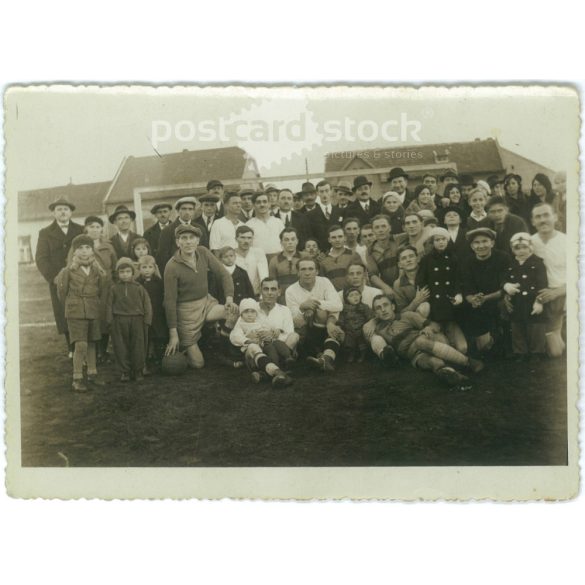 1930-as évek. Magyarország. Vidéki futballcsapat. A kép készítője és a rajta szereplők személye ismeretlen. Fekete-fehér eredeti papírkép, régi fotó. (2792544)