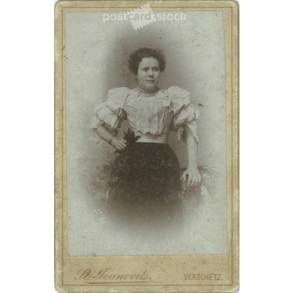 St. Joanovits fényképész munkája 1900-as évek eleje, Versec, Szerbia. Fiatal hölgy, műtermi fotója. Izgalmas kompozíció, attraktív öltözék. Régi fotó, vizitkártya, CDV fotó. (2792553)