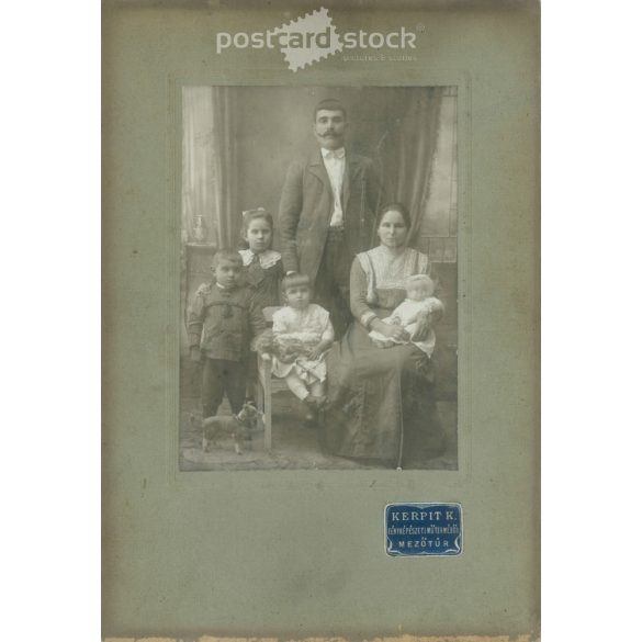 1900-as évek eleje. Házaspár és öt gyerekük, egészalakos műtermi felvétele. Kerpit K. fényképészeti műterme készítette, Mezőtúr. Régi fotó, eredeti kabinetfotó / keményhátú fotó. (2792556)