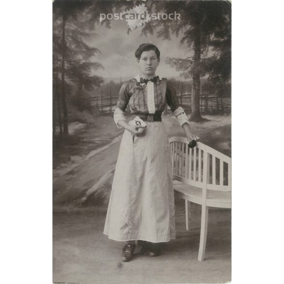 1917 – Csinos hölgy virággal és bibliával, műtermi felvétel. A kép készítője ismeretlen. Eredeti papírkép. Régi fotó. Fekete-fehér fotólap, képeslap. (2792563)