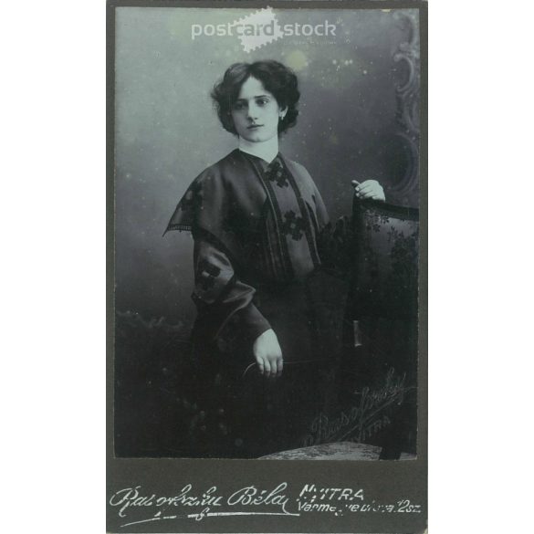 1900-as évek eleje. Fiatal nő, műtermi felvétele. Rasofszky Béla, fényképészeti műterem, Nyitra. Régi fotó, eredeti kabinetfotó / keményhátú fotó. (2792567