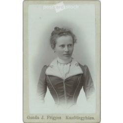   1900-as évek eleje. Fiatal nő elegáns öltözékben, műtermi felvétel. Gonda J. Frigyes műterme, Kiskunfélegyháza. Régi fotó, eredeti kabinetfotó / keményhátú fotó. (2792568)