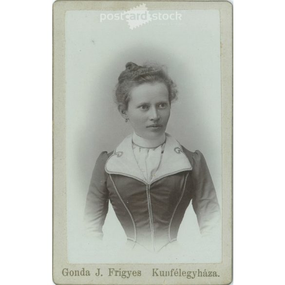 1900-as évek eleje. Fiatal nő elegáns öltözékben, műtermi felvétel. Gonda J. Frigyes műterme, Kiskunfélegyháza. Régi fotó, eredeti kabinetfotó / keményhátú fotó. (2792568)