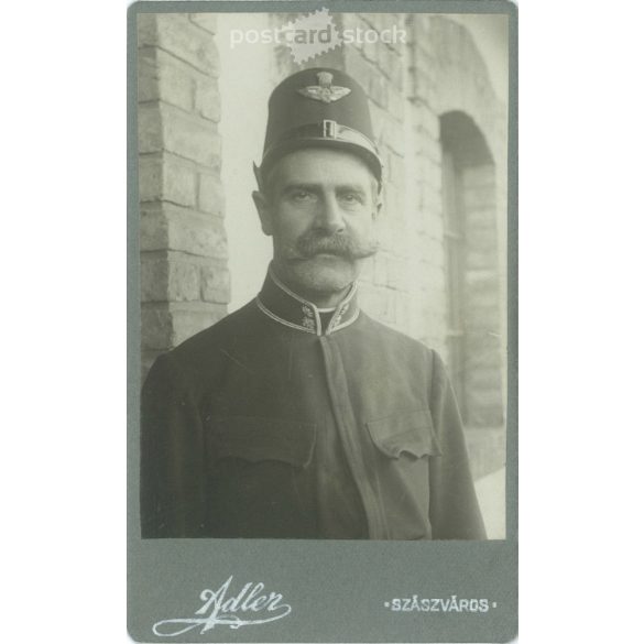 Adler fényképészeti műterem munkája, Szászváros. 1900-as évek, Erdély. Idős, vasutas férfi fotója. Régi fotó, vizitkártya, CDV fotó. (2792572)