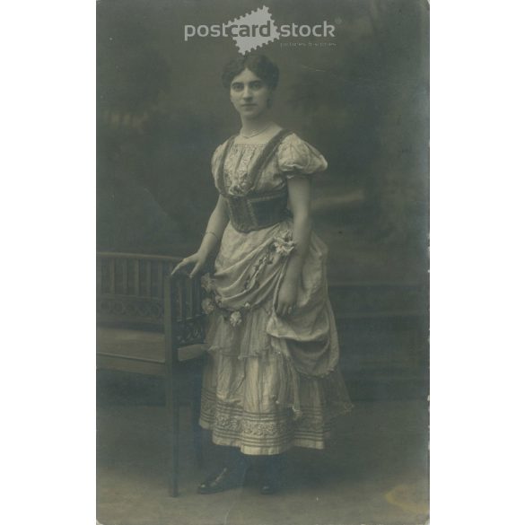 1917 – Csinos hölgy műtermi felvétele. A kép készítője ismeretlen. Eredeti papírkép. Régi fotó. Fekete-fehér fotólap, képeslap. (27925673)