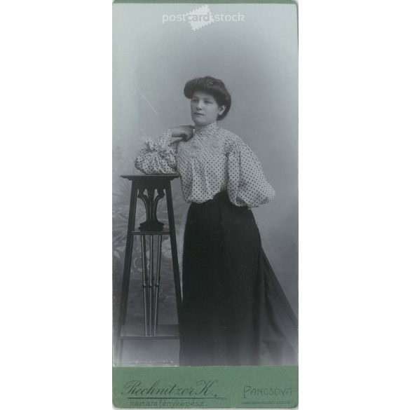 Rechnitzer Károly fényképészeti műterem munkája. 1900-as évek eleje. Pancsova, Szerbia. Ismeretlen, fiatal hölgy műtermi fotója. Régi fotó, vizitkártya, CDV fotó. (2792576)