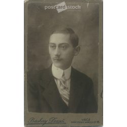   Bácskay Dezső fényképészeti műterem munkája. Vác. 1900-as évek eleje. Ismeretlen fiatalember műtermi fotója. Régi fotó, vizitkártya, CDV fotó. (2792577)