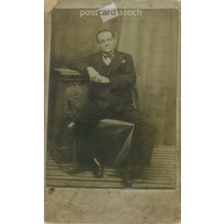   Erdélyi Mór fényképészeti műterem munkája. Budapest. 1900-as évek eleje. Ismeretlen férfi műtermi fotója. Régi fotó, vizitkártya, CDV fotó. (2792578)