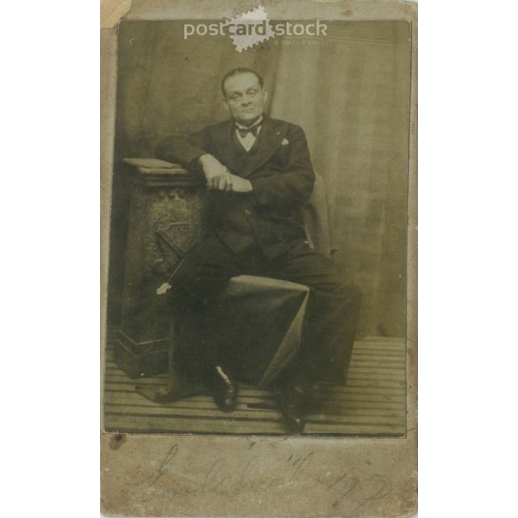 Erdélyi Mór fényképészeti műterem munkája. Budapest. 1900-as évek eleje. Ismeretlen férfi műtermi fotója. Régi fotó, vizitkártya, CDV fotó. (2792578)