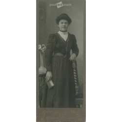   T. Hofer fényképészeti műterem munkája. Weilheim Peissenberg. 1900-as évek eleje. Ismeretlen, fiatal nő műtermi fotója. Régi fotó, vizitkártya, CDV fotó. (2792580)