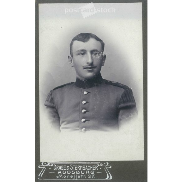 Drabe & Steinbacher fényképészeti műterem munkája. Augsburg. 1900-as évek eleje. Ismeretlen, fiatal katona műtermi fotója. Régi fotó, vizitkártya, CDV fotó. (2792581)