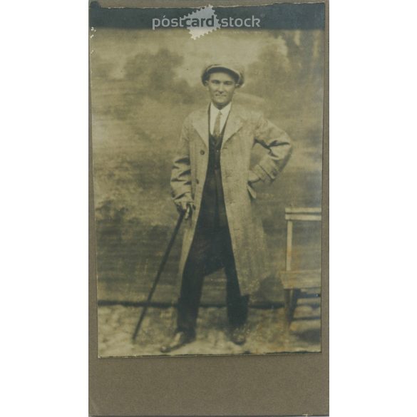 Keglovich Emil fényképészeti műterem munkája. Szeged. 1900-as évek eleje. Ismeretlen férfi sétabottal, műtermi fotója. Régi fotó, vizitkártya, CDV fotó. (2792583)