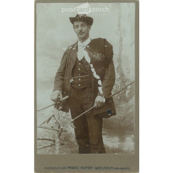 Franz Hofer fényképészeti műterem munkája. Weilheim. 1900-as évek eleje. Ismeretlen fiatalember fotója. Régi fotó, vizitkártya, CDV fotó. (2792582)