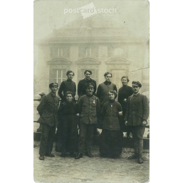 1919 – München. Utcai csoportkép.  A kép készítője és a rajta szereplők személye ismeretlen. Eredeti papírkép. Régi fotó. Fekete-fehér fotólap, régi képeslap. (2792594)