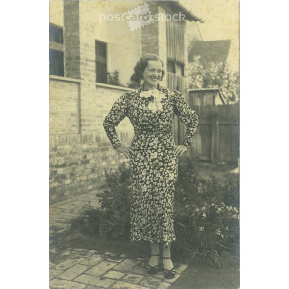 1930-as évek. Virágos ruhában.  A kép készítője és a rajta szereplő személye ismeretlen. Eredeti papírkép. Régi fotó. Fekete-fehér fotólap, régi képeslap. (2792595)