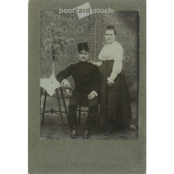 1910-es évek. Jászkarajenő. Vasutas házaspár.  A kép készítője és a rajta szereplő személye ismeretlen. Régi fotó, eredeti kabinetfotó / keményhátú régi fotó. (2792596)