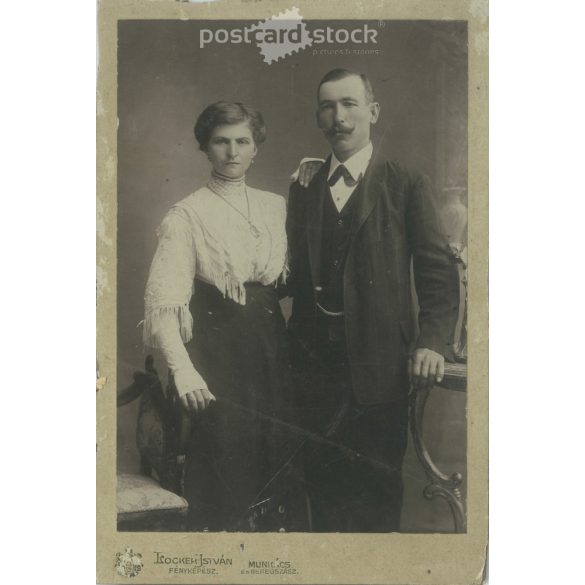 1910-es évek. Elegáns házaspár, egészalakos műtermi felvétele. Locker István fényképészeti műterme készítette, Munkács. Régi fotó, eredeti kabinetfotó / keményhátú fotó. (2792597)