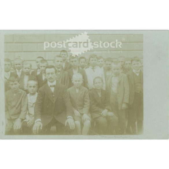 1913 – Osztályfotó.  A kép készítője és a rajta szereplők személye ismeretlen. Eredeti papírkép. Régi fotó. Fekete-fehér fotólap, régi képeslap. (2792600)