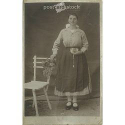   1910-es évek. Bozsin fotószalon, Battonya.  Fiatal nő műtermi fotója. Eredeti papírkép. Régi fotó. Fekete-fehér fotólap, régi képeslap. (2792609)