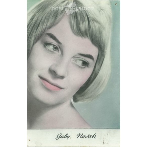 Gabi Novak horvát pop és jazz énekesnő. Eredeti papírkép. Régi fotó. Színezett fotólap, régi képeslap. (2792618)